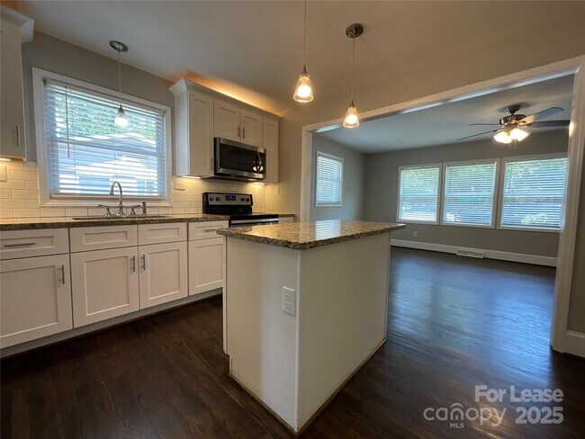 Building Photo - 2014 Eastway Dr