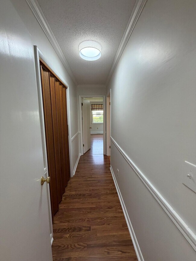 Building Photo - 524 Graycroft Dr SW