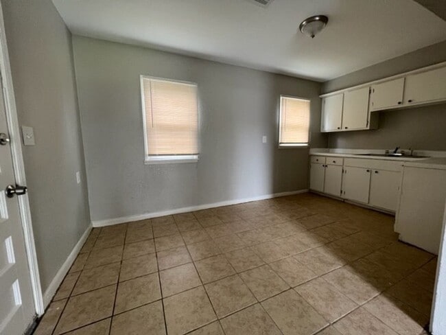 Building Photo - 824 NW 34th- AVAILABLE NOW!