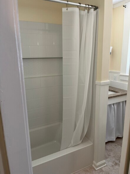 Bath Entry - 1202 Adams St