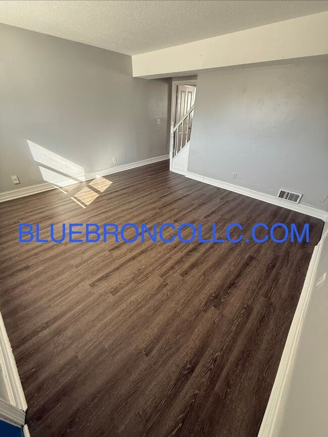 Building Photo - 4100-4102 NE 43rd Terrace