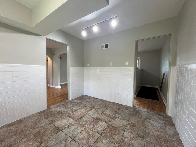Building Photo - 6911 Pine Ridge Dr