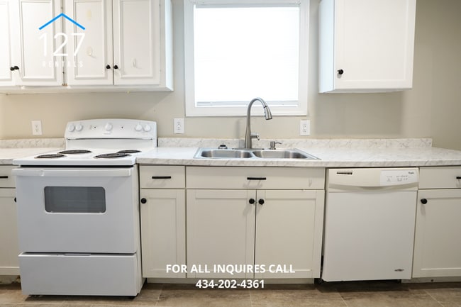 Building Photo - Comfortable 3BR Lynchburg Duplex with Easy Access to City Amenities