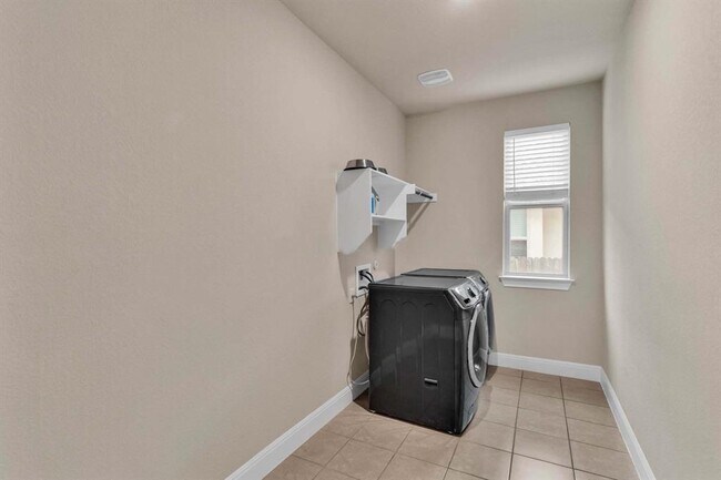 Building Photo - 129 Birkshire Dr