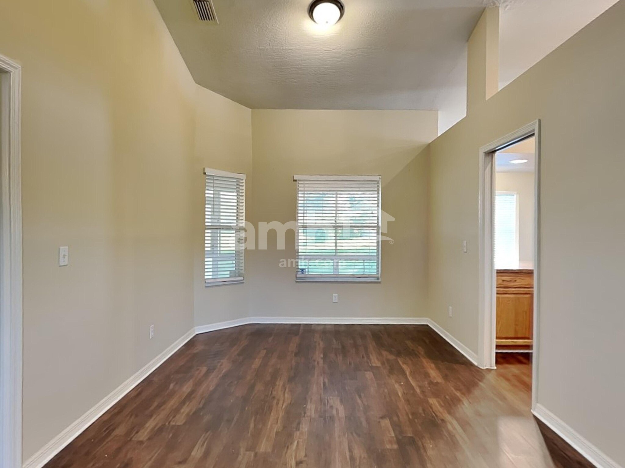 Building Photo - 3334 Lakeview Cir