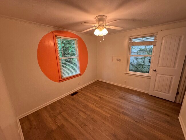 Building Photo - 604 Elmira Ave