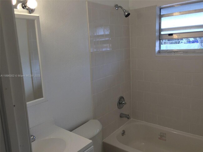 Building Photo - 1542 NW 35th St