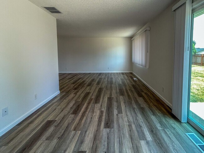 Building Photo - 1488 Warbler Dr SE