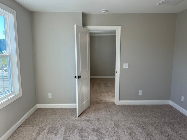 Building Photo - Lovely Three Bedroom Townhouse in Washington Square!- Ask About Our Move In Incentives