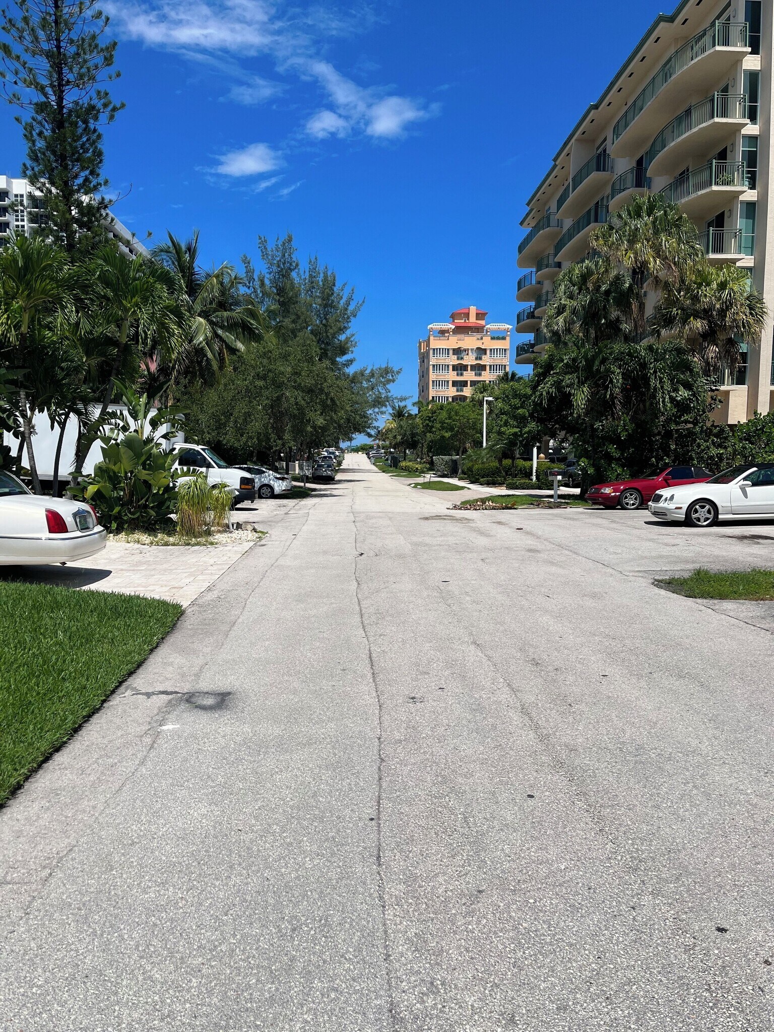 Short walk to beach - 3203 NE 5th St