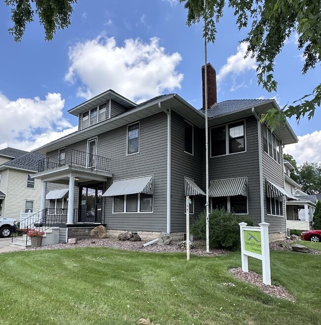 Building Photo - Spacious top floor 4 bed 1 bath by UWEC!