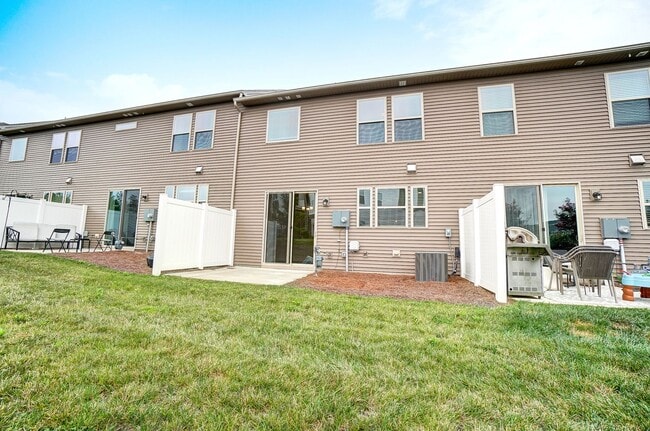 Building Photo - 3 Bedroom Townhome in Steele Creek!