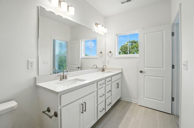 Building Photo - Brand-new three-story townhome in the Univ...