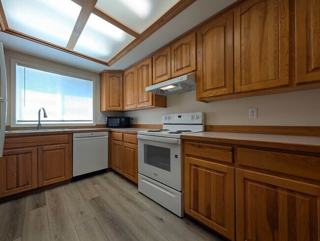 Building Photo - 686 Oakdale Ave