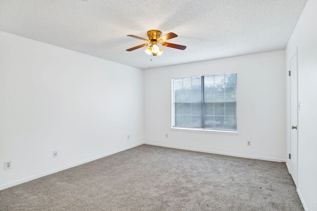 Building Photo - Spacious 2 Bed/2.5 Bath Townhome with 1 Ca...