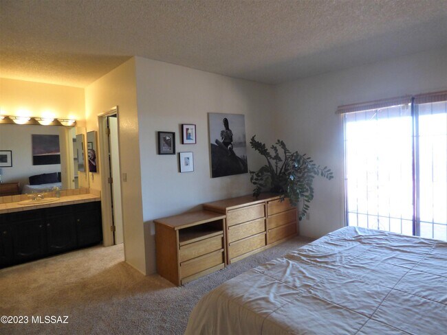 Building Photo - 5300 N Montezuma Trail