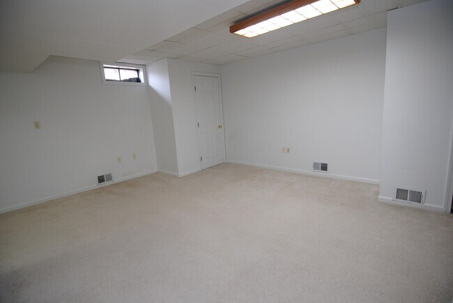 Building Photo - 5 Cadogan Way