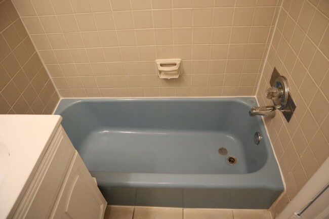 Building Photo - Charming 3-Bedroom, 2-Bath Split-Level Sin...