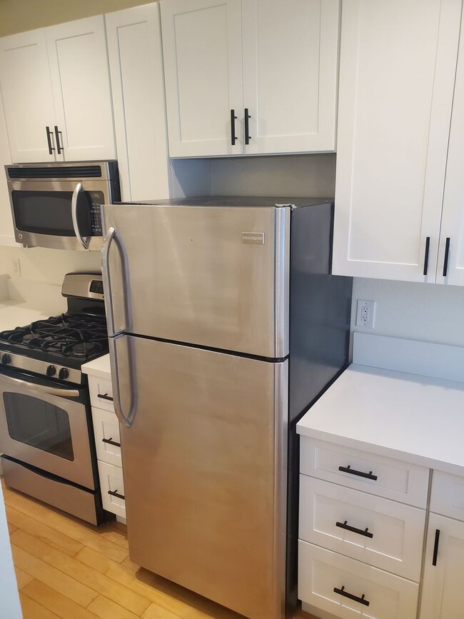 Building Photo - 2 BED + 2 1/2 BATH IN VENICE