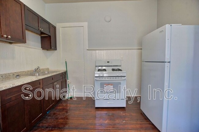 Building Photo - 2437 Lapeyrouse St
