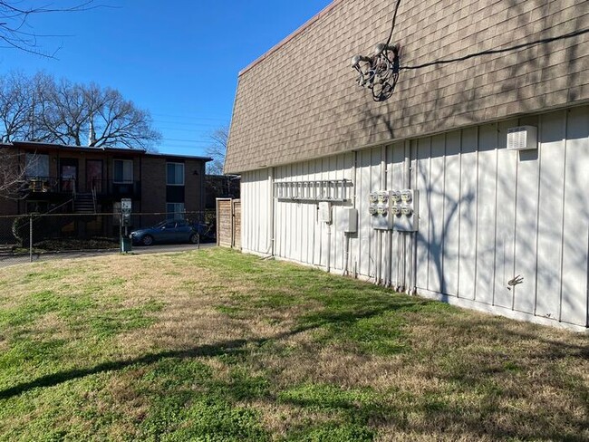 Building Photo - Large 2 Bed 2.5 Bath Apt in Green Hills - ...
