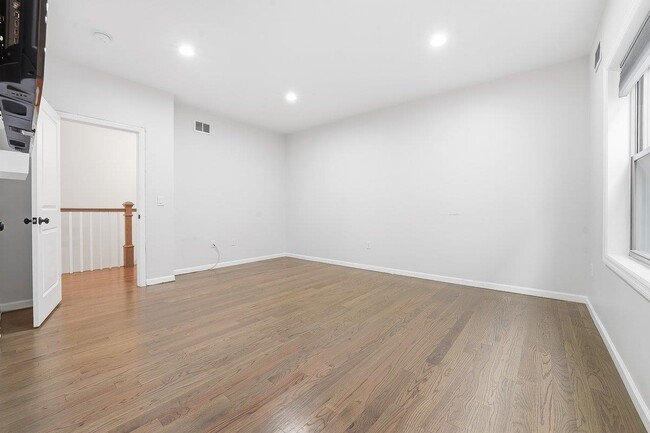 Building Photo - 5103 Meadowview Ave