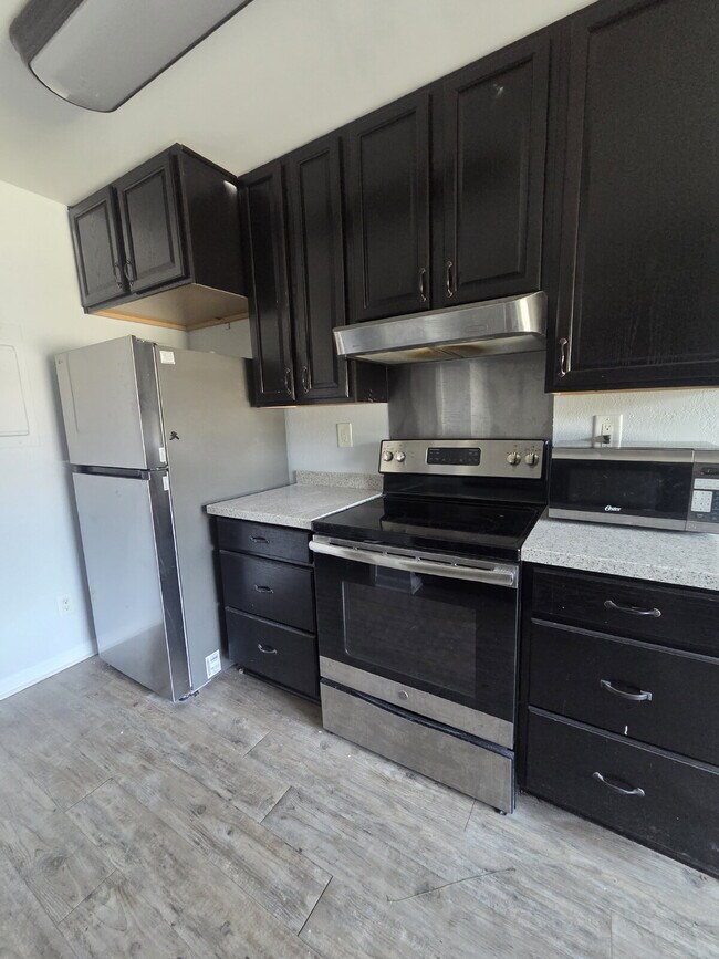 Building Photo - Cozy 1 Bedroom Retreat with Stylish LVP Flooring