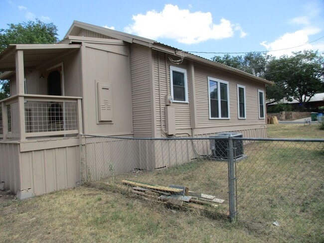 Building Photo - Charming Remodeled 2/1 Home