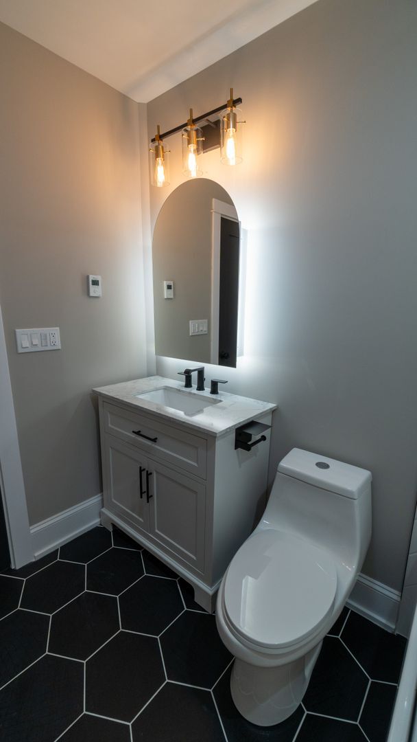 Building Photo - Contemporary 2-Bed, 2-Bath Garden Apartment in Uptown – Move-In Ready!