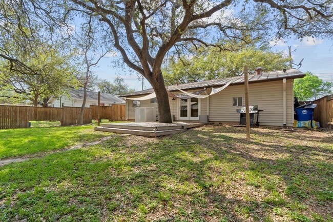 Building Photo - 2407 Southland Dr