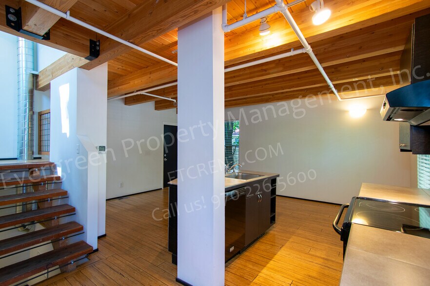 Kitchen - 318 W Myrtle St