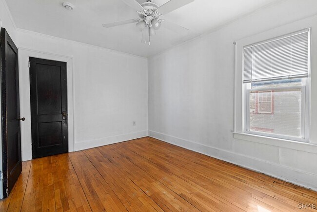 Building Photo - 403 Valley Dr