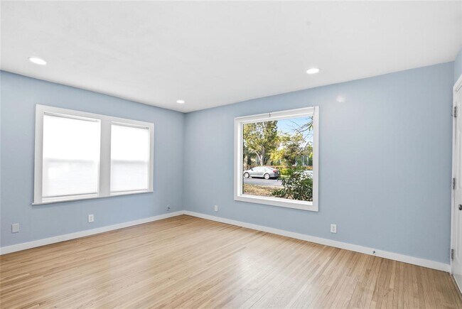 Building Photo - 905 E 53rd St