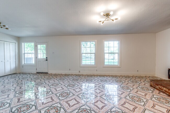 Building Photo - 827 Ware Blvd