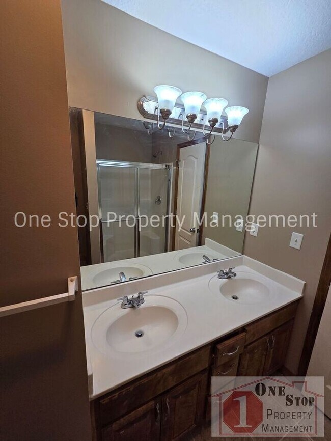 Building Photo - Beautiful 3-Bedroom 2.5 Bathroom in Independence