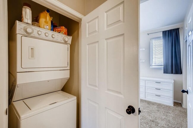 Building Photo - 2 bedromm, 2 bath townhome with attached 2...