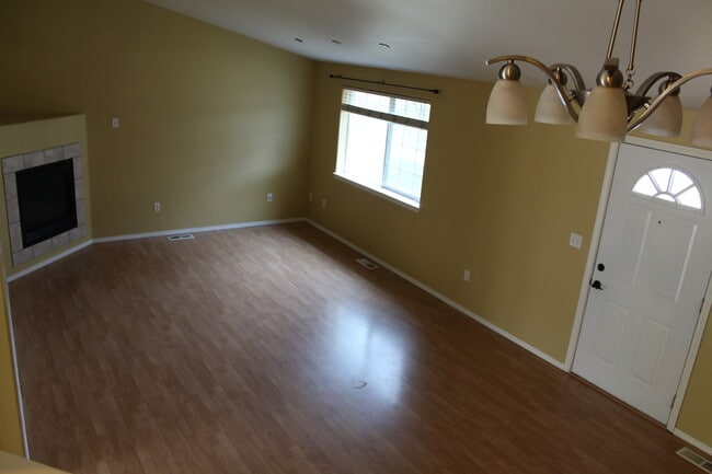 Building Photo - NE 4 Bedroom, 3 Bath, Gas Fireplace/Heat, ...
