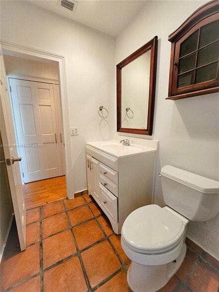 Building Photo - 2989 Bridgeport Ave