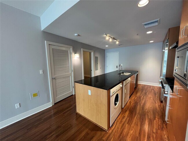 Building Photo - 1120 E Kennedy Blvd