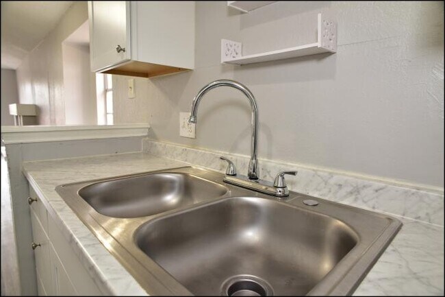 Building Photo - 2 bedroom in El Paso TX 79907