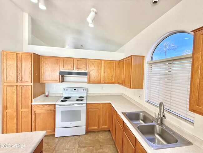 Building Photo - 13896 W Wilshire Dr