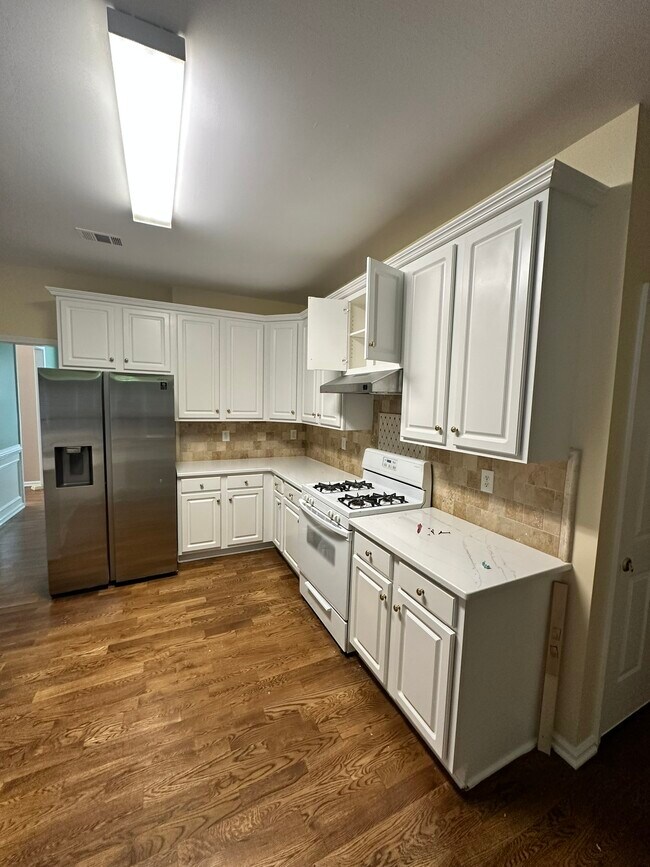 Building Photo - 420 White Rose Trce