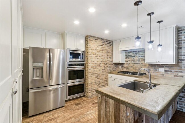 Building Photo - 24369 Bingham Creek Rd