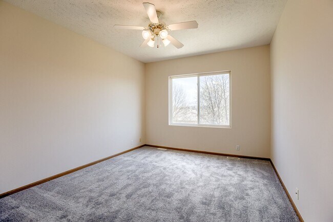 Building Photo - Spacious 3 Bedroom Gem In Southwest Omaha!!