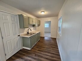 Building Photo - 877 S Ashburton Rd
