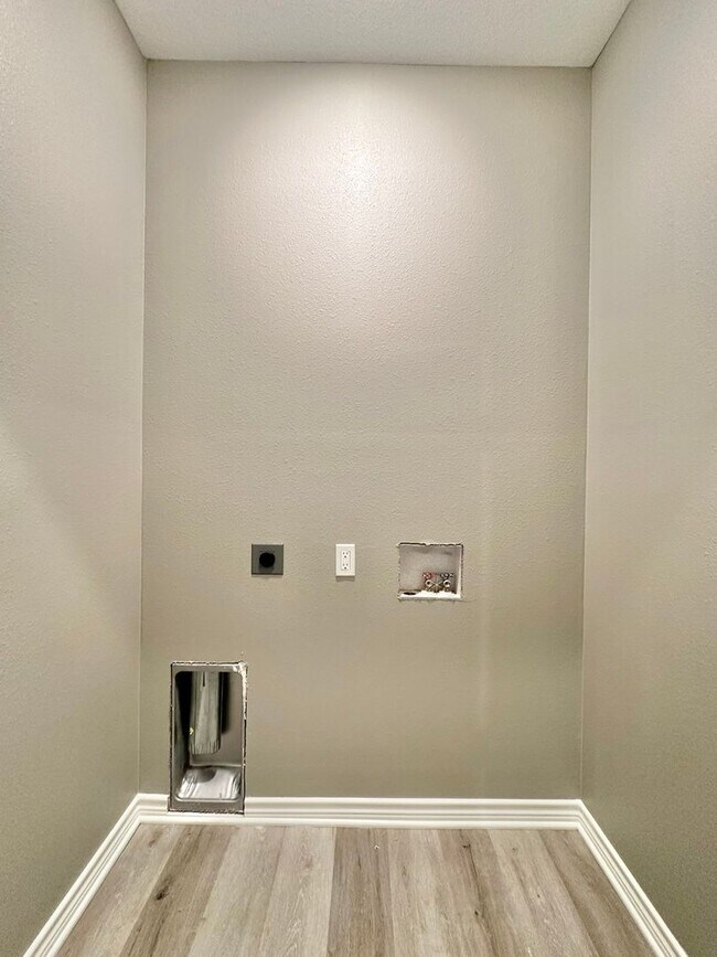 Building Photo - 3 Bedroom 2.5 Bathroom Townhomes at Villa Rosa!