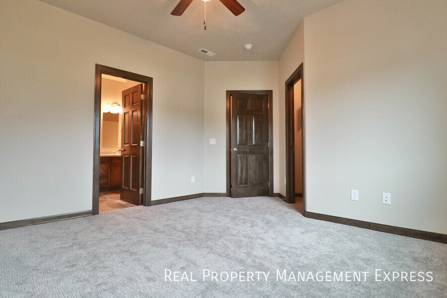 Building Photo - 3 Bedroom Luxury Townhome with 2-Stall Garage