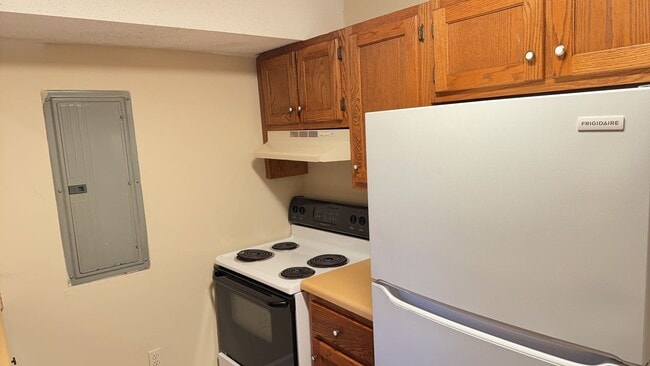 Building Photo - Ideal Home Located in the City Limits