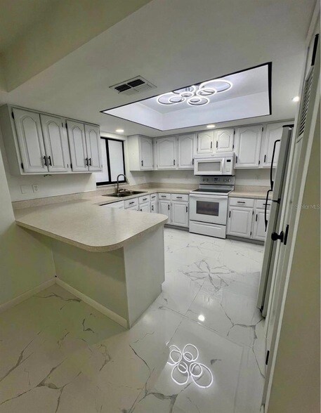 Building Photo - 2101 Hibiscus Rd