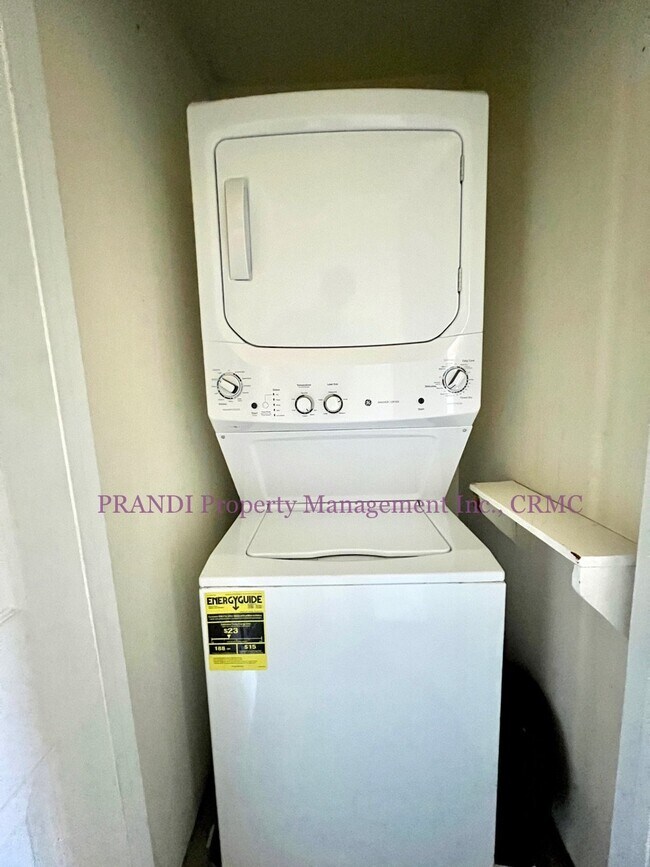Building Photo - Delightful End Unit Townhome with Washer/D...